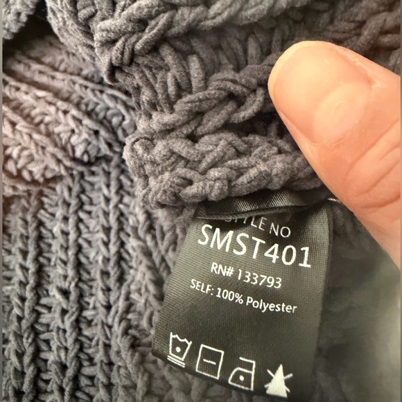 POL  Oversized GrayV-Neck Floral Sleeves Sweater Size Small - Picture 9 of 10